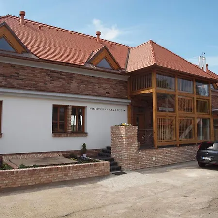 A Restaurace Vinarstvi ゲストハウス Přítluky