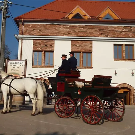 ゲストハウス A Restaurace Vinarstvi Přítluky