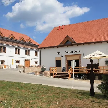ゲストハウス A Restaurace Vinarstvi