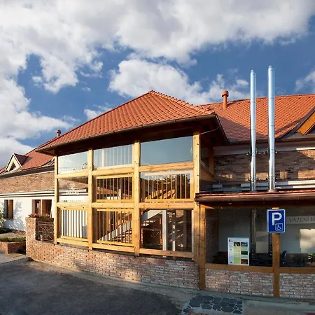 ゲストハウス A Restaurace Vinarstvi